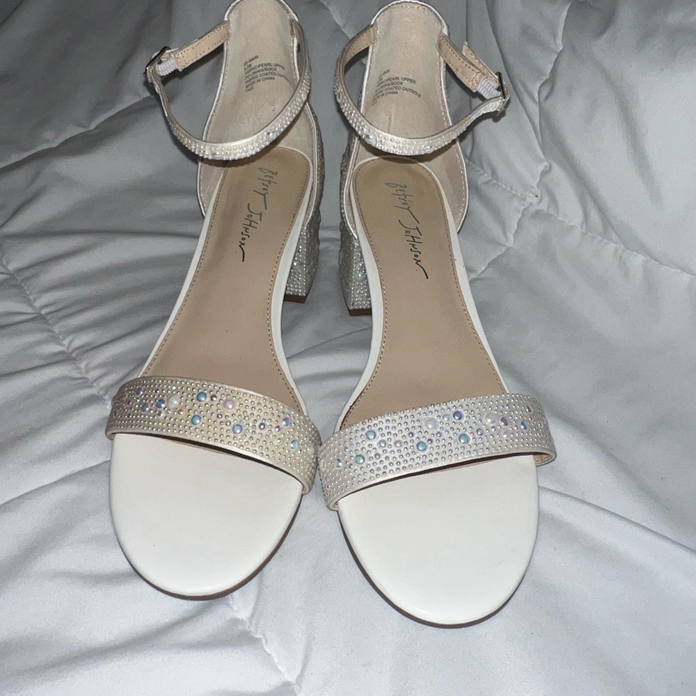 Betsey Johnson SB-Mari Bridal Pearl Rhinestone Block Heels | Size 9.5